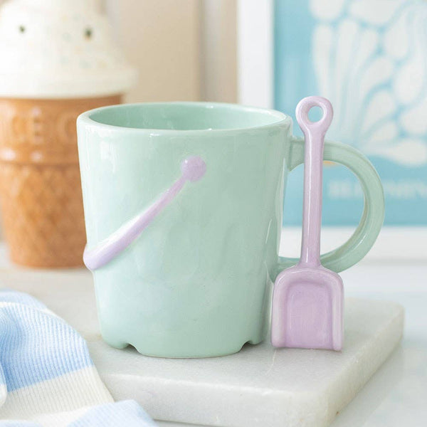 Pastelkleurige mok met emmer, lepel en schepje