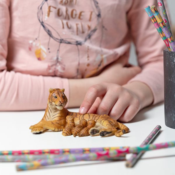 Figurine Tigresse couchée allaitant Papo - animal sauvage