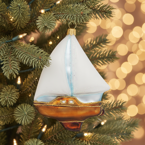 Kerstbal in de vorm van een zeilboot