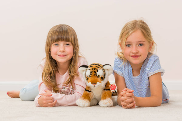Pluche tijger in zittende positie