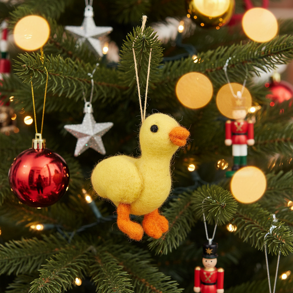Kerstbal van vilt met Darla het Eendje erop