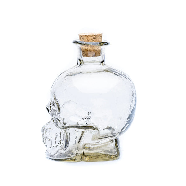 Glazen fles in de vorm van een schedel
