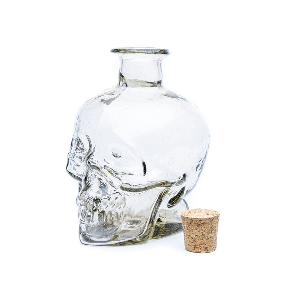 Glazen fles in de vorm van een schedel