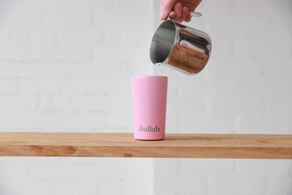 Pastelroze geïsoleerde mok