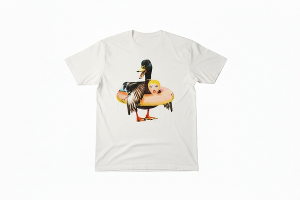 T-shirt met afbeelding van een wilde eend en een opblaaspop.