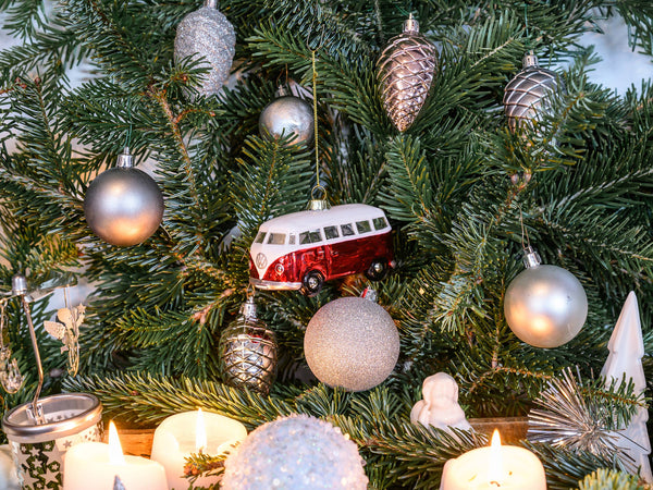 Rode en witte VW T1 bus kerstversiering