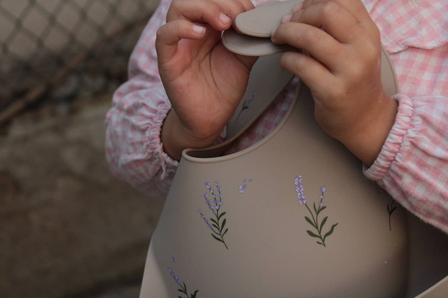 Shayan lavendel siliconen slabbetje - klei