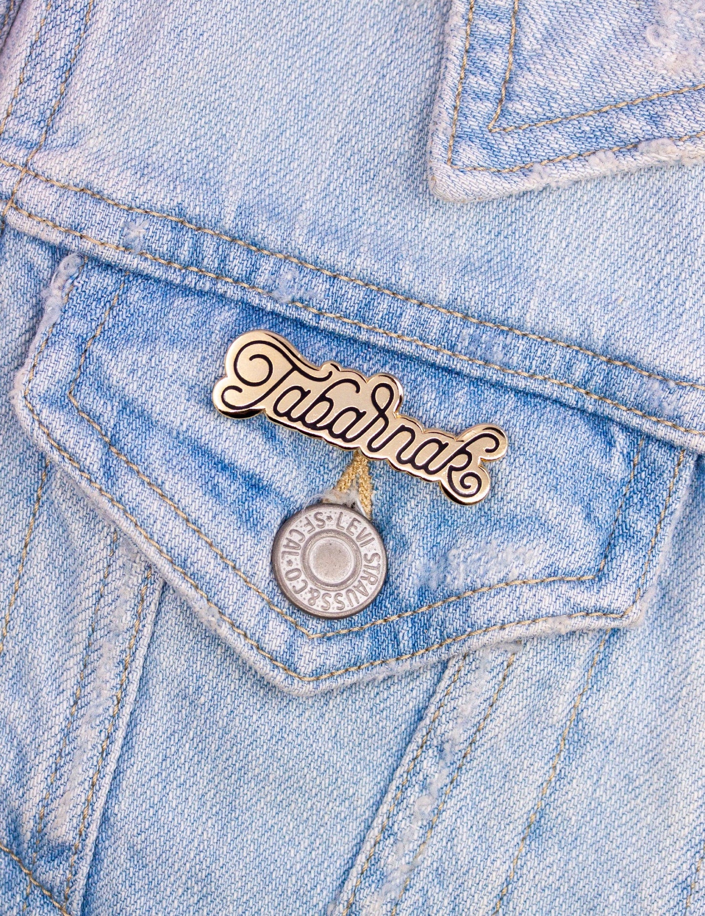 Tabarnak – ! épinglette en émail dur du québec design soigné | Joanna Behar – vue 2