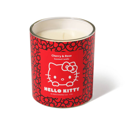 Rode kaars met originele Hello Kitty-print, kersen- en rozengeur.