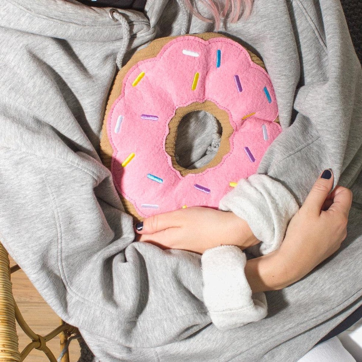 Een donutvormige warmwaterkruik om mee te knuffelen