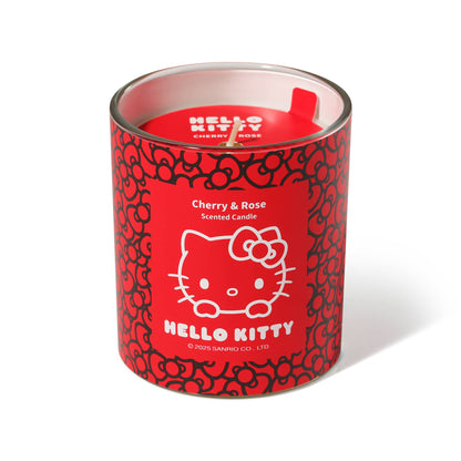 Rode kaars met originele Hello Kitty-print, kersen- en rozengeur.