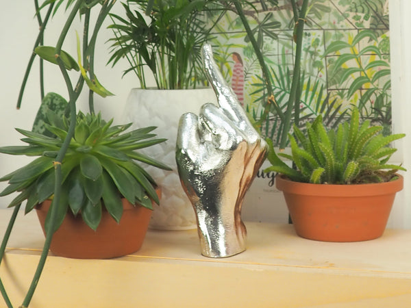 Sculpture Main The Finger Argentée – Bitten