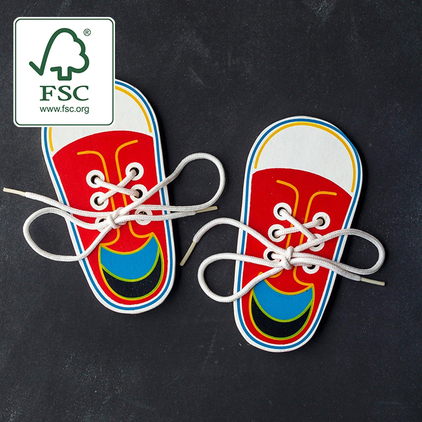 CHAUSSURE À LACETS EN BOIS