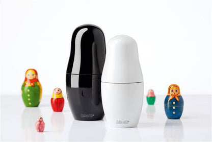 Moulin à épices «Matryoshka» en hêtre laqué noir brillant