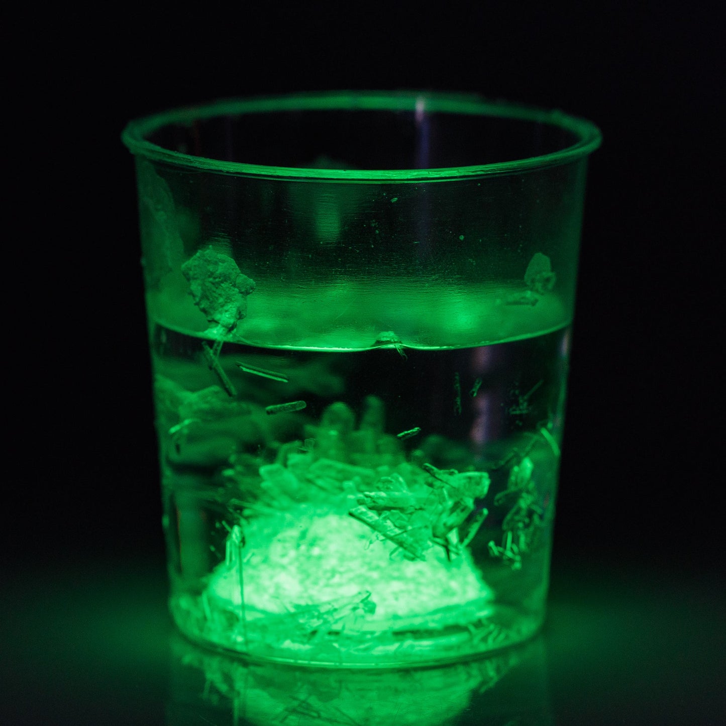 FAITES CULTIVER VOS PROPRES CRISTAUX LUMINEUX DANS LE NOIR
