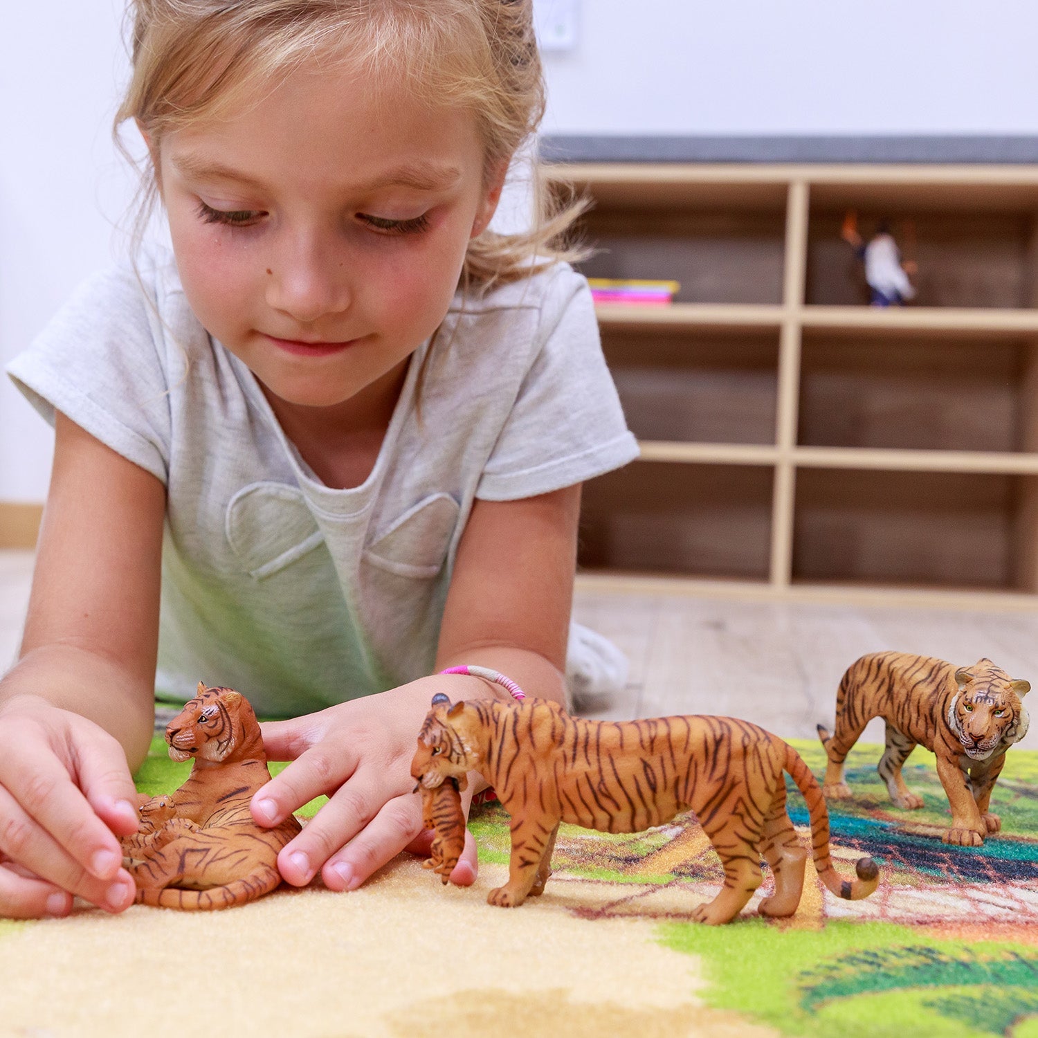 Figurine Tigresse couchée allaitant Papo - animal sauvage