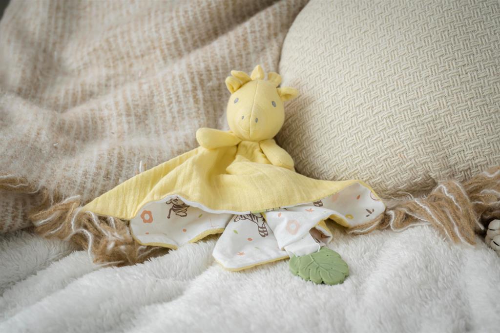 Giraffe comforter with teething support