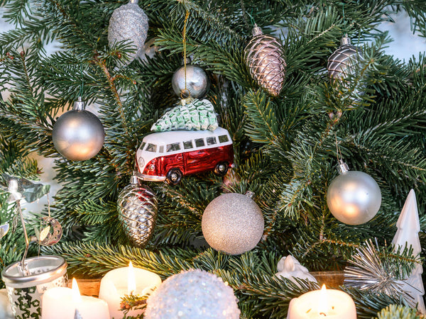 Rode en witte VW T1 bus kerstversiering met kerstboom