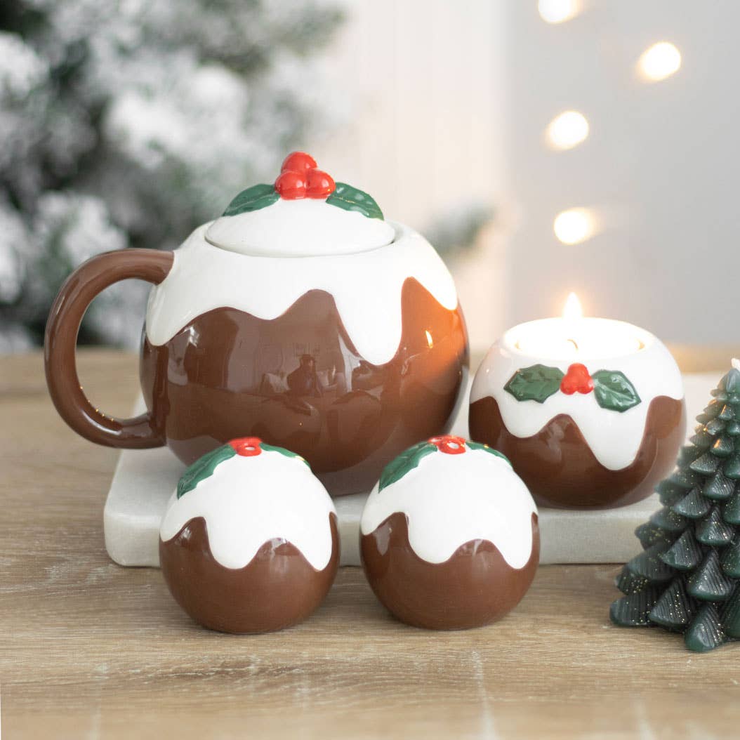 Salt and pepper shakers for Christmas pudding