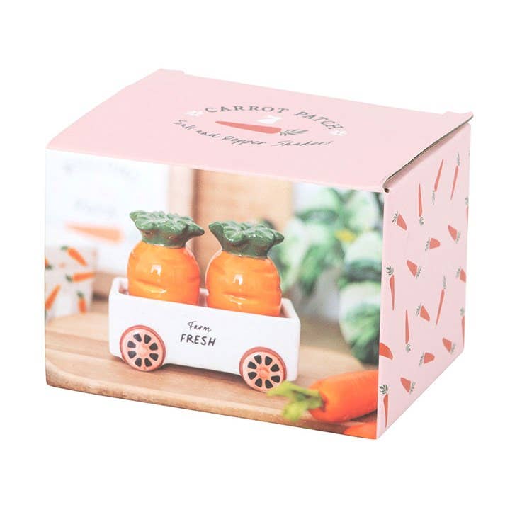 Salières et poivrières en forme de carottes dans un chariot