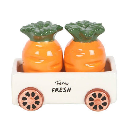 Salières et poivrières en forme de carottes dans un chariot