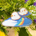Autocollant Canard Blanc "Ducklings in Rainbow Puddles"