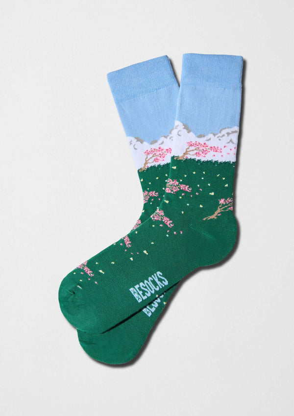 Calcetines BeJapan Sakura con paisaje japonés: cielo azul y cerezos en flor sobre fondo verde - BESOCKS.