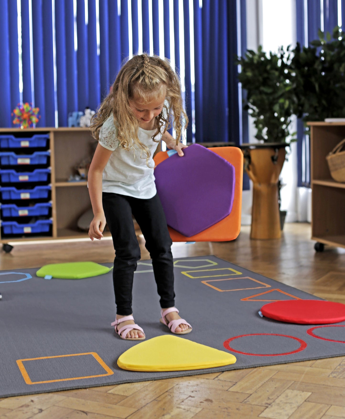 Rainbow-shaped rug with tote bag