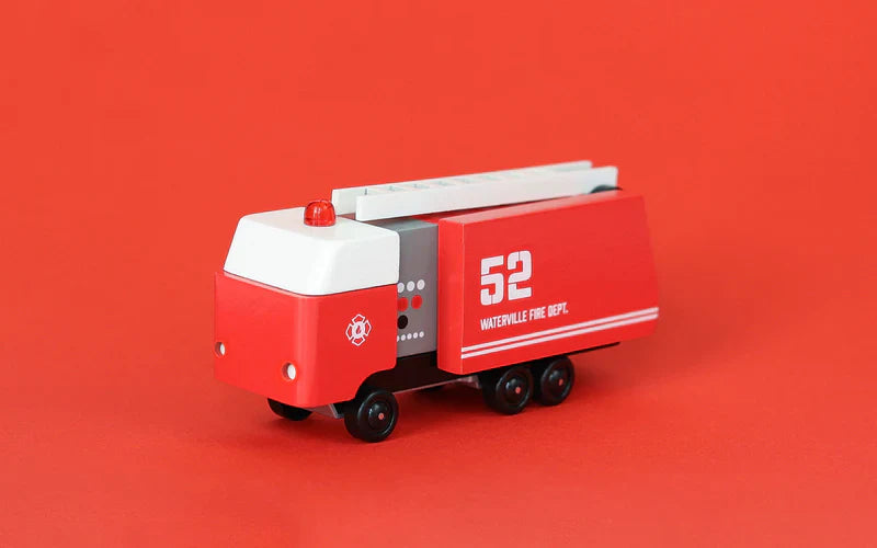Houten brandweerwagen van Candycar World - 52 Waterville Brandweer.