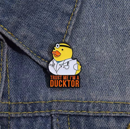 pins canard jaune trust me im ducktor