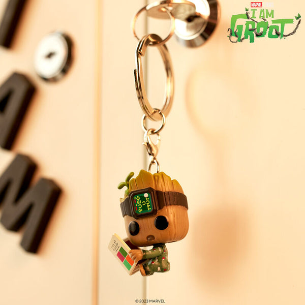 pop keychain groot en pyjama avec un livre