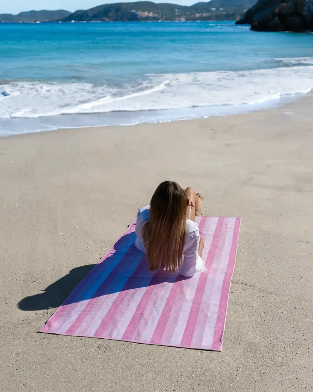 Microfiber beach towel with magnets – AURA