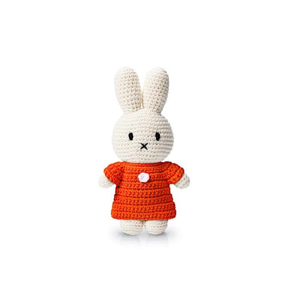 Robe orange Just Dutch portée par Miffy