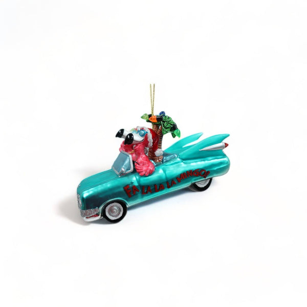 Roze flamingo kerstbal in een cabriolet
