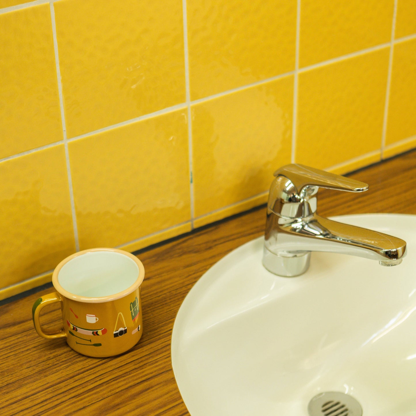 Emaille mok met "kampeerspullen"