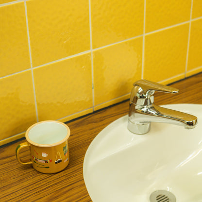 Emaille mok met "kampeerspullen"