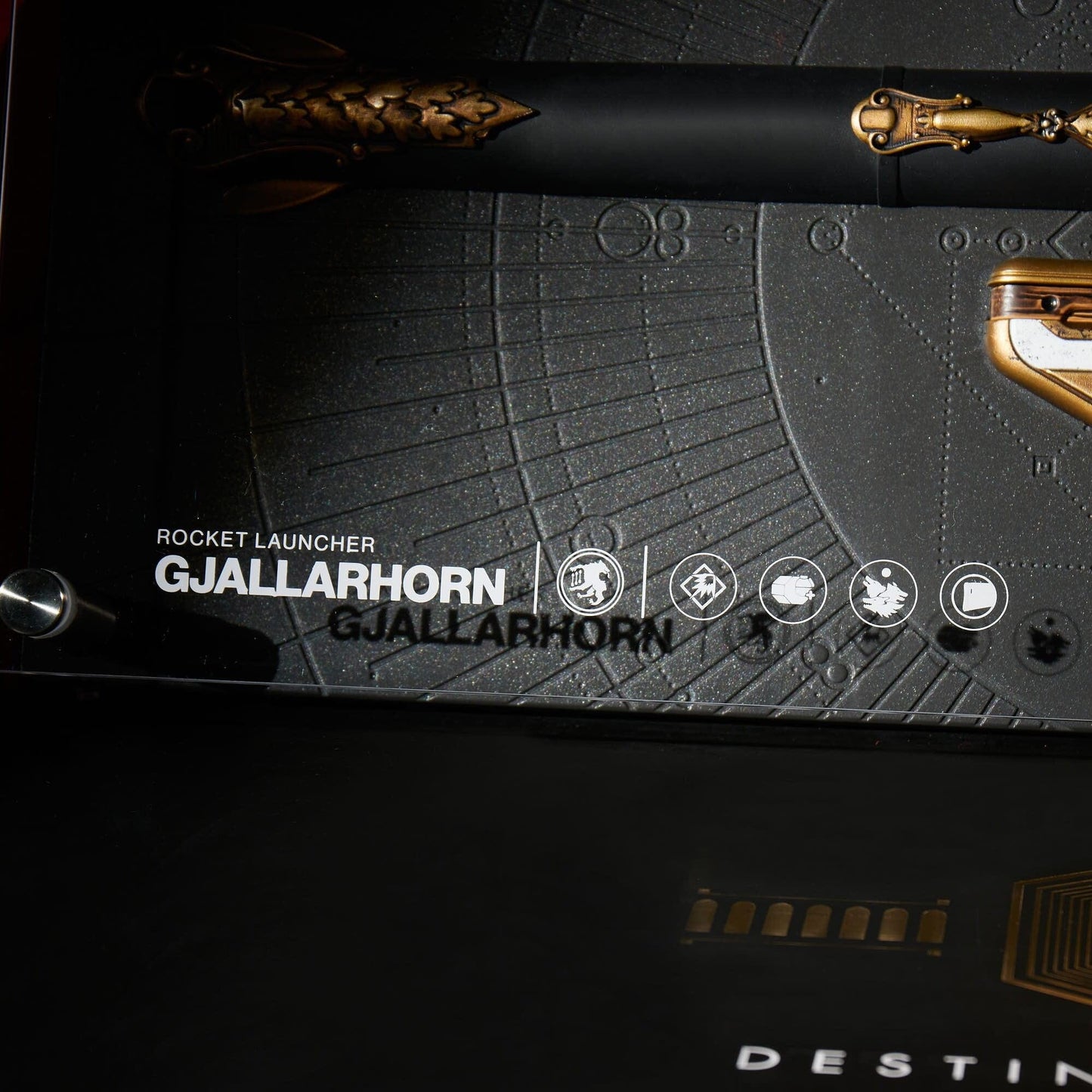 Plaque Réplique Destiny Exotic Armory Collection "Gjallarhorn"