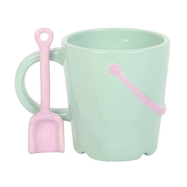 Pastelkleurige mok met emmer, lepel en schepje