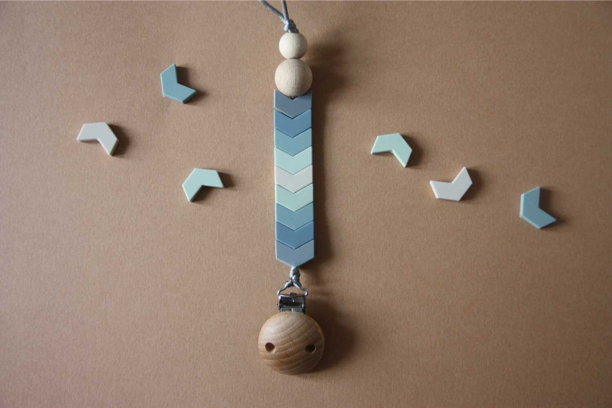 Chevron Schnullerkette aus Silikon Blau