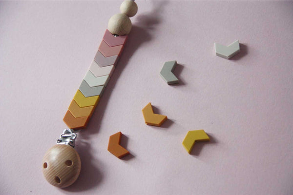 Chevron Schnullerkette aus Silikon Rosa