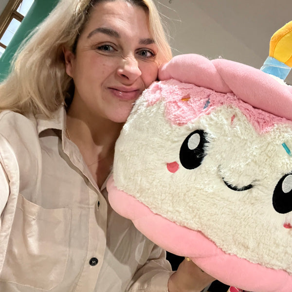 Peluche Comfort Food Squishable – Gâteau d’Anniversaire