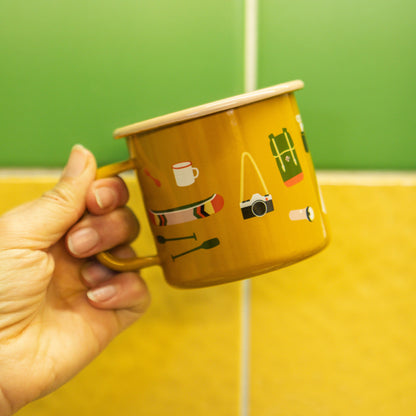 Emaille mok met "kampeerspullen"