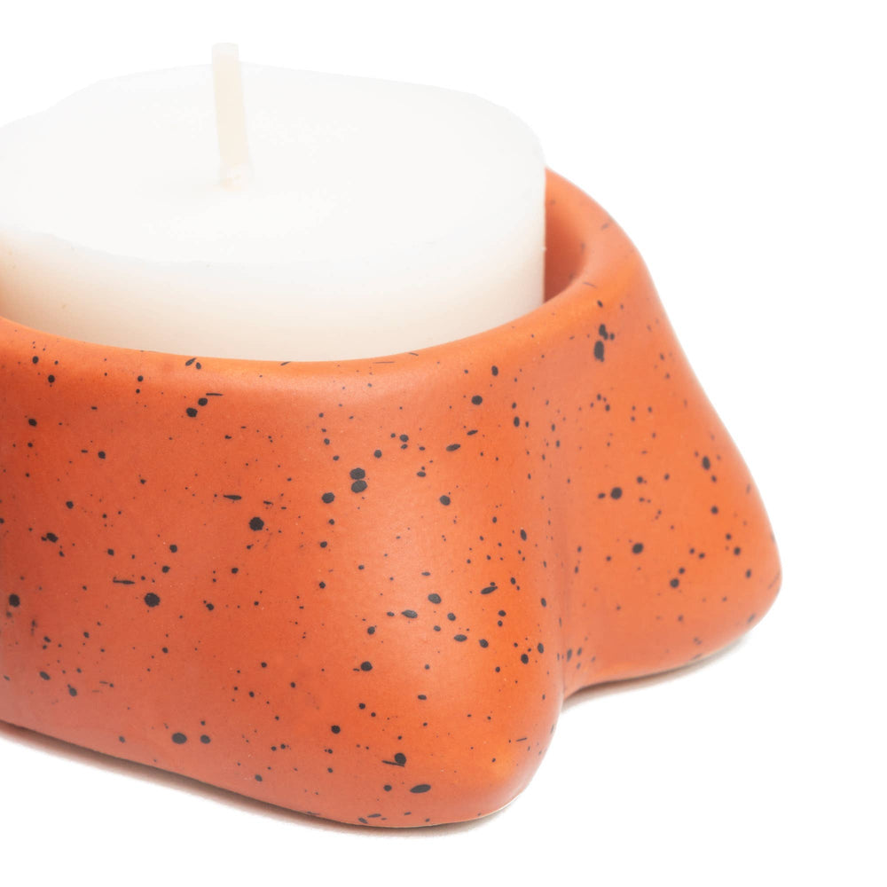 Kleine terracotta kandelaars met borstvormige schelpen