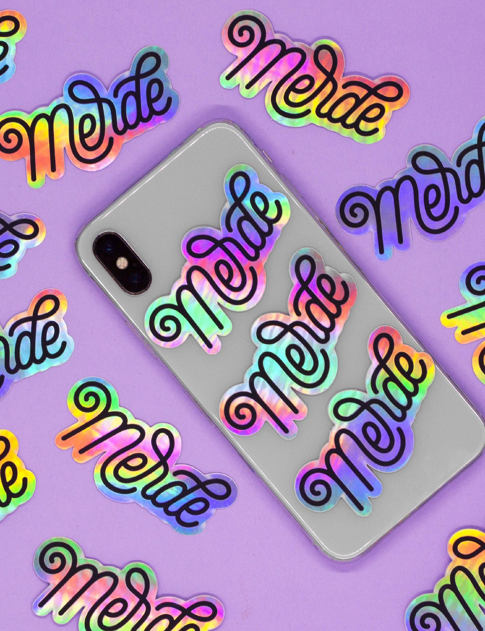 Autocollant – LETTRAGE HOLOGRAPHIQUE ARC-EN-CIEL FRANÇAIS Merde | Joanna Behar – vue 1