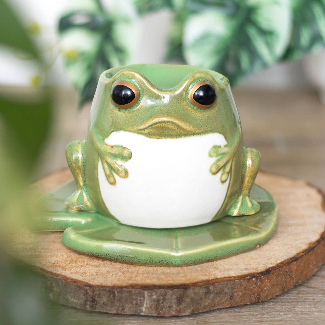 Brûleur à huile en forme de grenouille sur nénuphar