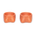 Kleine terracotta kandelaars met borstvormige schelpen