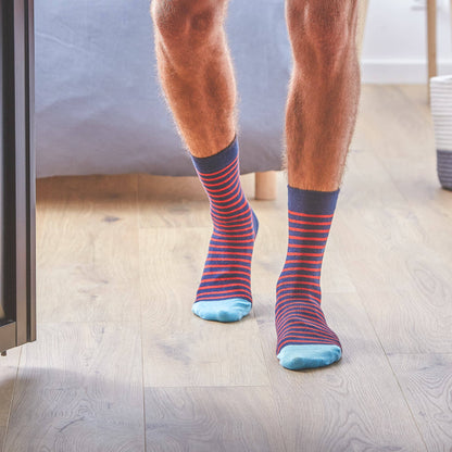 Marineblauwe/rood gestreepte sokken
