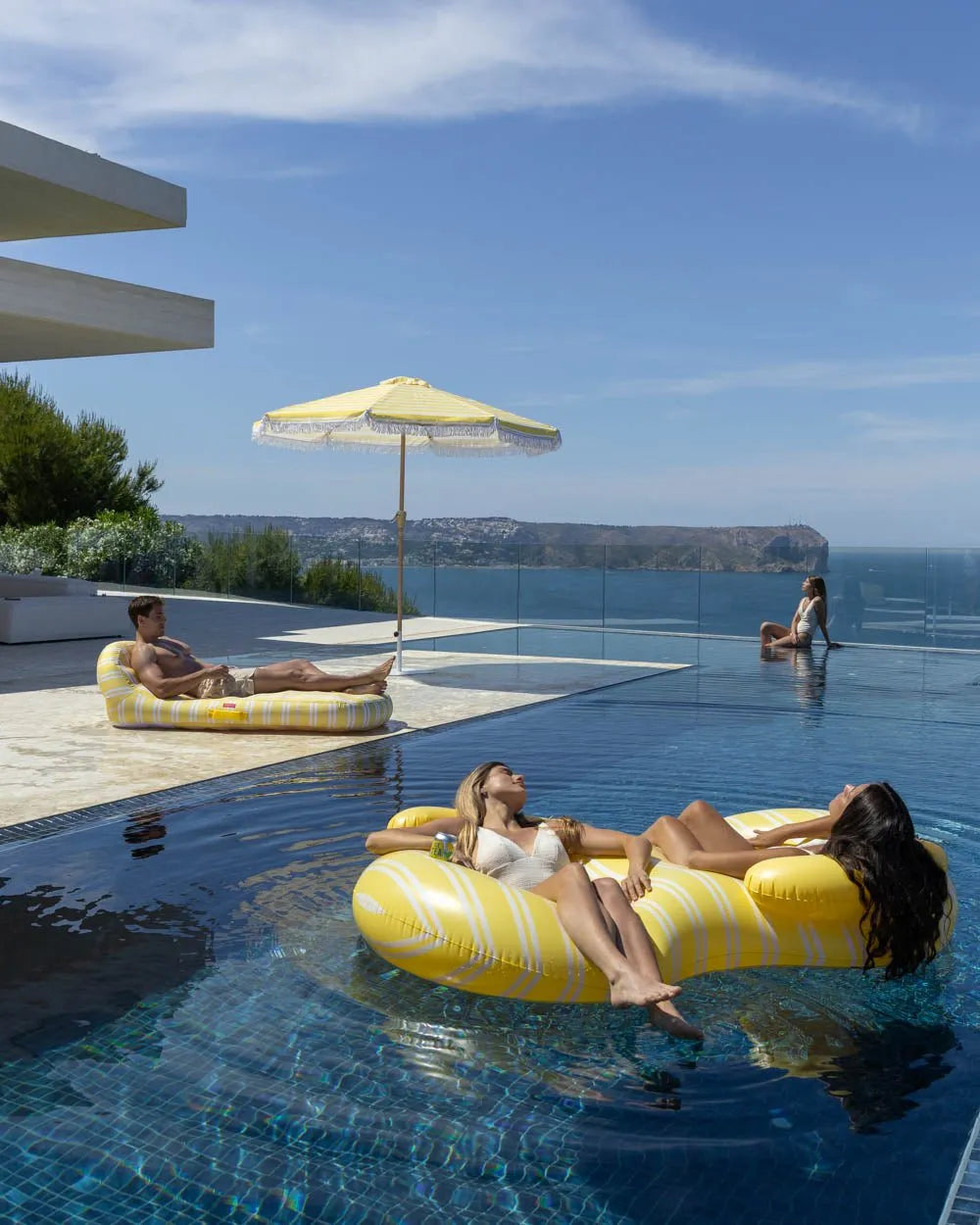 Double yellow donut float - LISBON