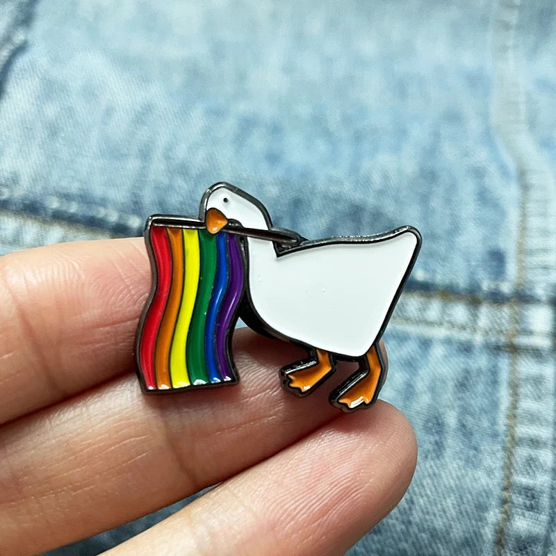 Pin's Ente Blanc Drapeau LGBT