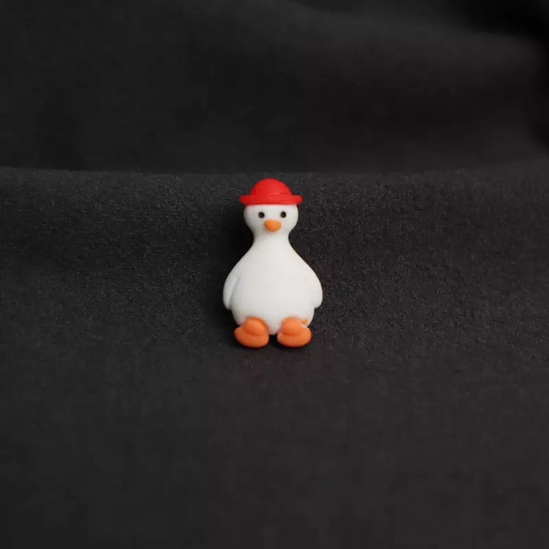 Pin's Canard Blanc Chapeau Rouge